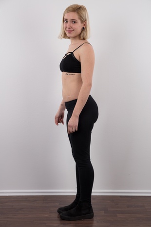 5. Download full pics of model Nikola (18) from czechcasting.com