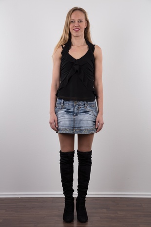 2. Download full pics of model Misa (25) from czechcasting.com