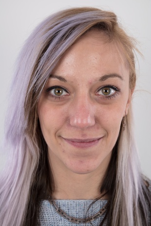 1. Download full pics of model Anna (24) from czechcasting.com