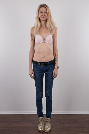 5. Download full pics of model Petra (31) from czechcasting.com