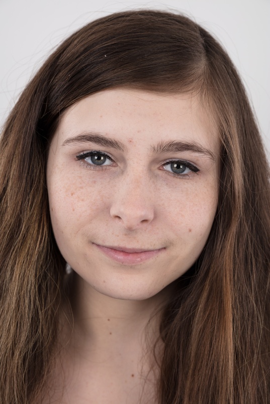 1. Download full pics of Michaela (21) from czechcasting.com