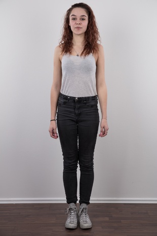 2. Download full pics of model Andrea (18) from czechcasting.com