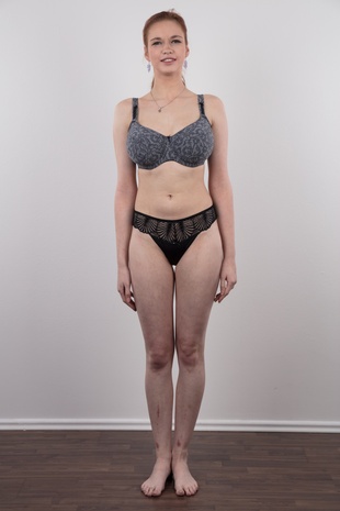 5. Download full pics of model Nada (18) from czechcasting.com