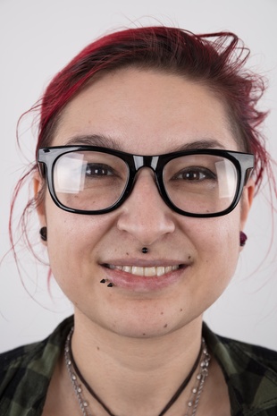 1. Download full pics of model Petra (28) from czechcasting.com