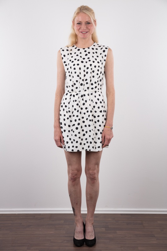 2. Download full pics of Eva (38) from czechcasting.com