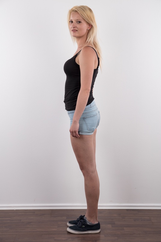 4. Download full pics of Denisa (28) from czechcasting.com