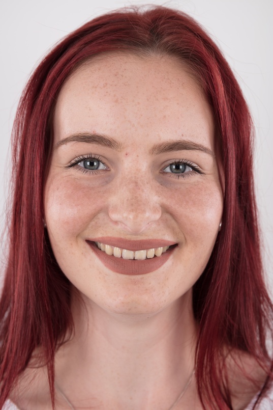 1. Download full pics of Tereza (19) from czechcasting.com