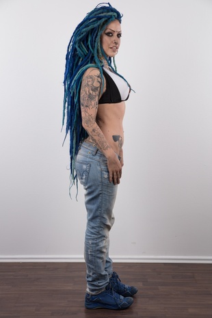 6. Download full pics of model Lady Blue (25) from czechcasting.com