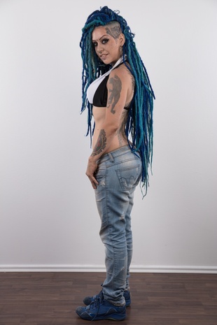 7. Download full pics of model Lady Blue (25) from czechcasting.com