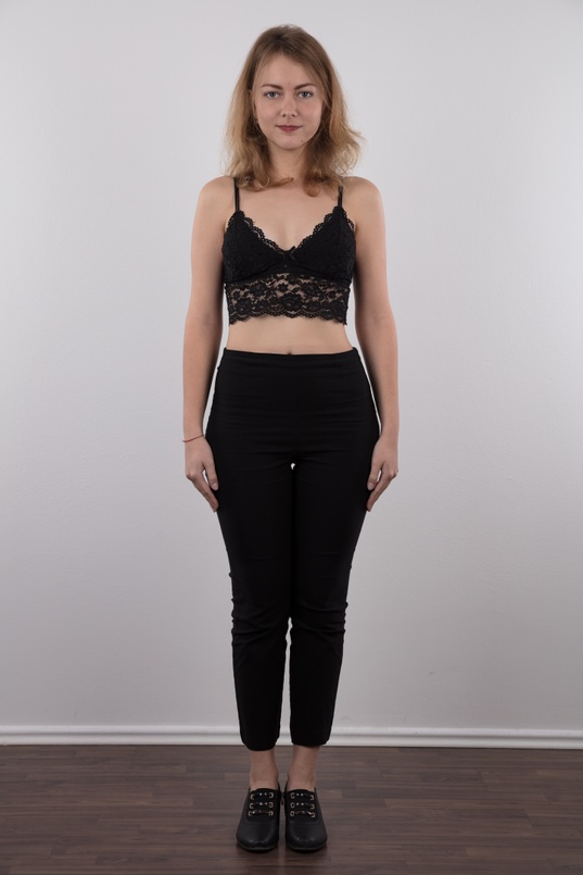 3. Download full pics of Svetlana (19) from czechcasting.com