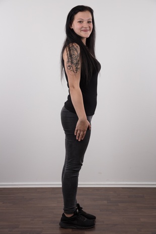 3. Download full pics of model Daniela (18) from czechcasting.com