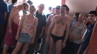 1. Download full pics of 18歳ギリギリのティーンがもう耐えられなかった from czechgangbang.com