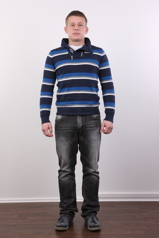 2. Download full pics of model Miroslav (30) from czechgaycasting.com