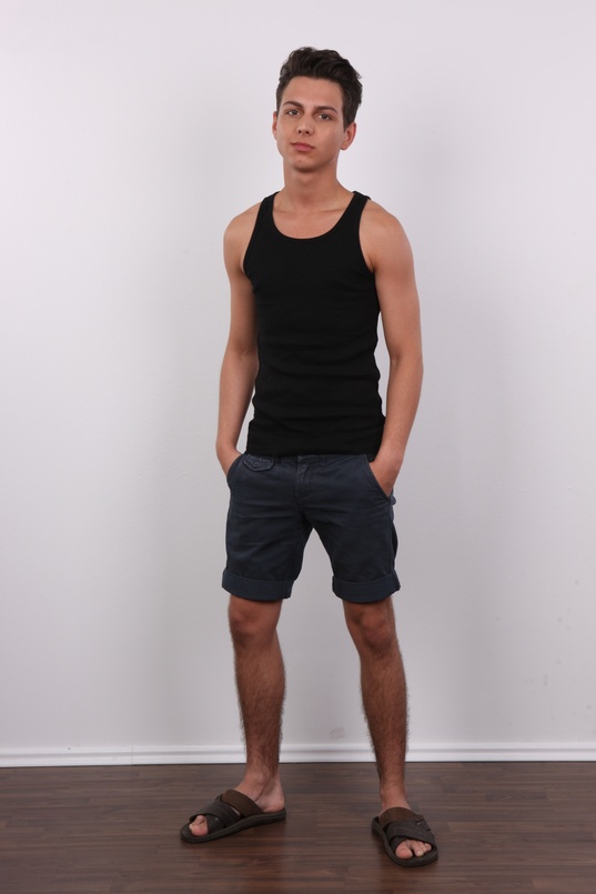 6. Download full pics of Daniel (21) from czechgaycasting.com