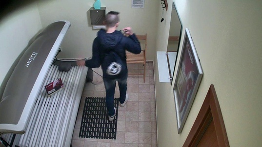 1. Download full pics of Muskulöse Schönheit zeigt ihre Lust from czechgaysolarium.com