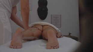 5. Download full pics of Un massaggio gratuito si trasforma in una scopata selvaggia from czechav.com