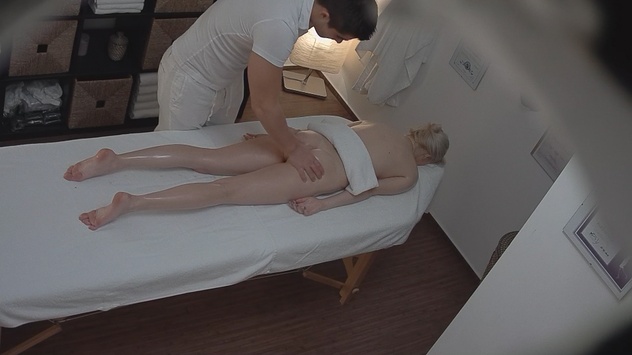 Blonde Schönheit bettelt während einer erotischen Massage um mehr