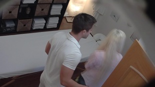 1. Download full pics of Блондинка-MILF получает в киску во время массажа from czechmassage.com