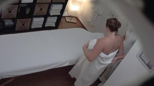 3. Download full pics of Silná děvka s roztaženým zadkem, zatímco ji prstují from czechmassage.com