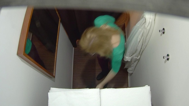 1. Download full pics of Puta rubia toma polla como una guarra sucia durante masaje from czechmassage.com