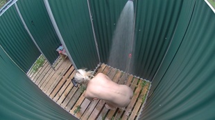 3. Download full pics of Top modelka ve sprše from czechpool.com