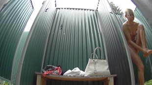 4. Download full pics of Top modelka ve sprše from czechpool.com