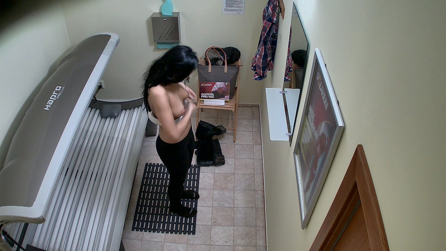 Brunette’s Free Pussy Flash—Yet Again