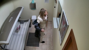 1. Download full pics of Blonde’s Unaware Flash Show in Solarium from czechsolarium.com