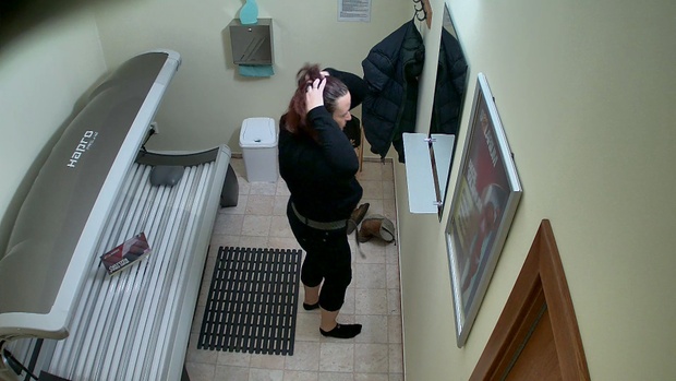 1. Download full pics of Husky Housewife Strips Down in Solarium from czechsolarium.com