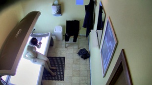 6. Download full pics of Vollbusige MILF lässt ihre riesigen Titten frei hängen from czechsolarium.com