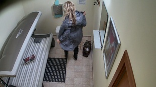 1. Download full pics of Une MILF aux gros seins revient pour un autre strip-tease from czechav.com