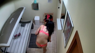 2. Download full pics of Girl Plays with Her Pussy in Solarium from czechsolarium.com