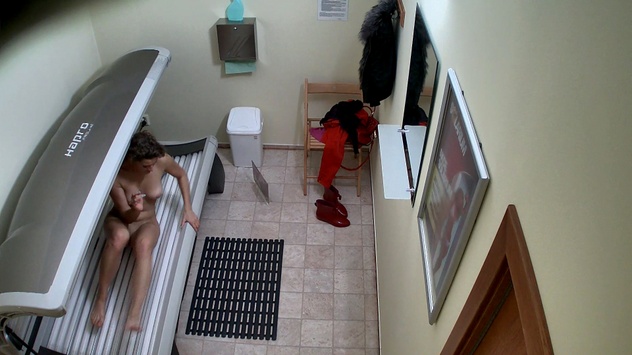 Brunette Loves Solarium and Free Shows