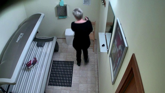 1. Download full pics of Mature Beauty Plays with Herself in Solarium from czechsolarium.com