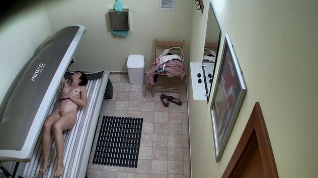 Haarige MILF kehrt ins Solarium zurück