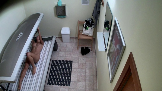 3. Download full pics of Brunette vender tilbage til solariet for mere from czechsolarium.com