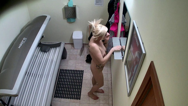 Blonde MILF’s Seductive Solarium Session