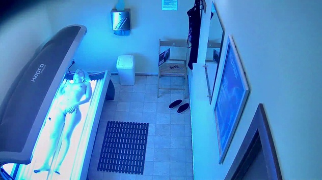 Loira pega desprevenida no solário