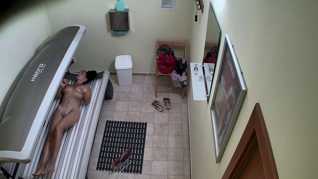 Brunette s'exhibe dans un solarium