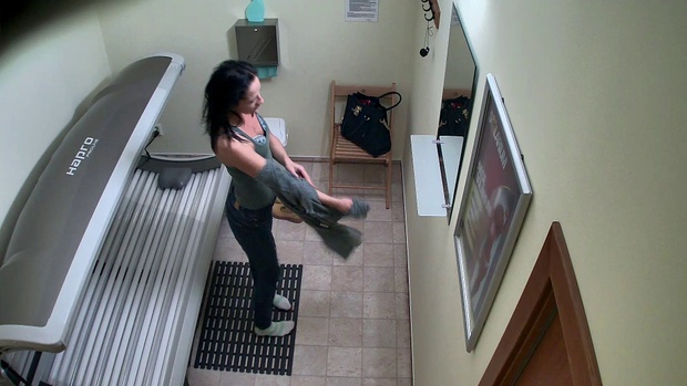 1. Download full pics of Dirty MILF in Solarium—Unaware from czechsolarium.com