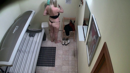 6. Download full pics of Naughty MILF in Solarium—Candid from czechsolarium.com