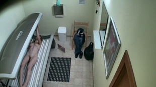 3. Download full pics of Blonde 18 y/o in the solarium 1 from czechsolarium.com