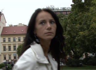 2. Download full pics of Martina spritzt auf den Hauptbahnhof from czechstreets.com