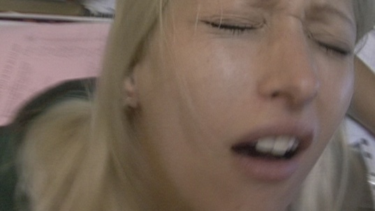 1. Download full pics of Sprittende servitrice from czechstreets.com