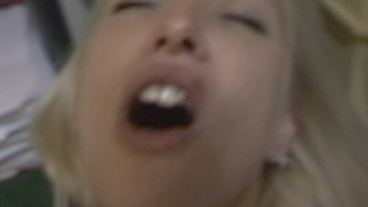 3. Download full pics of Sprittende servitrice from czechstreets.com