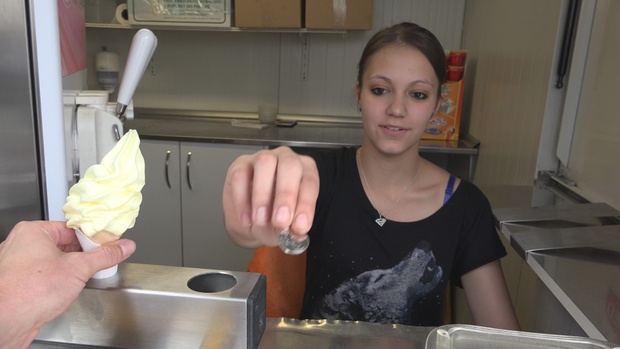 1. Download full pics of Die Schönheit mit einer Gurke im Arsch from czechstreets.com
