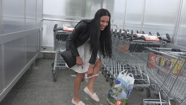 2. Download full pics of Die Schönheit mit einer Gurke im Arsch from czechstreets.com