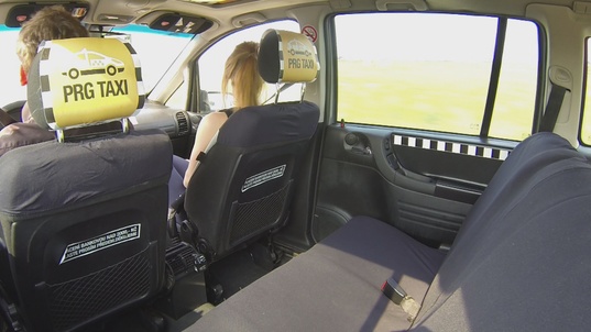 3. Download full pics of Kráska stříká po celé kabině from czechtaxi.com