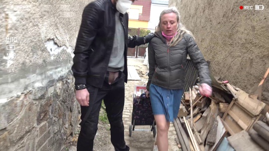 6. Download full pics of iPhone in Vagina für 10.000 USD from extremestreets.com