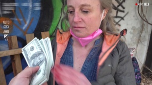 1. Download full pics of iPhoneを尻に1万ドル from goperv.com